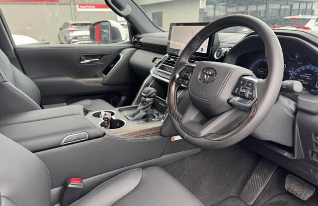 2025 Toyota Landcruiser VX in White