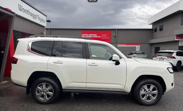 2025 Toyota Landcruiser VX in White