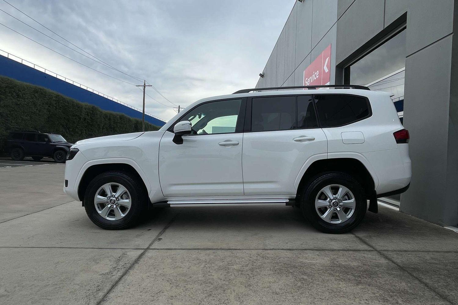 2024 Toyota Landcruiser 300 GXL in White