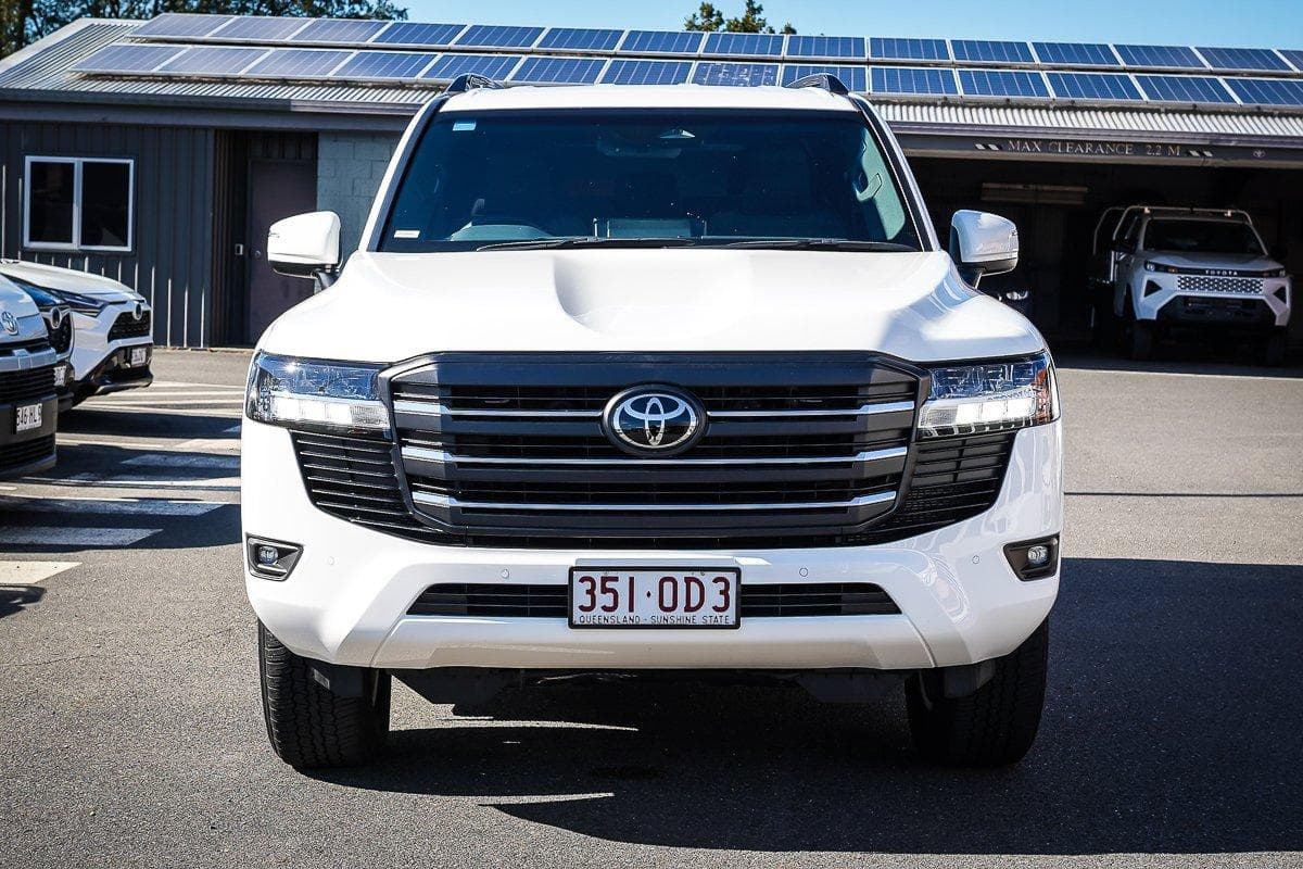 2025 Toyota Landcruiser 300 GXL in White