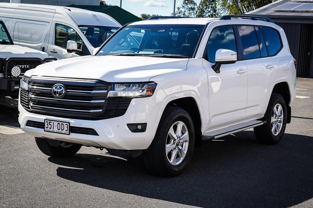 2025 Toyota Landcruiser 300 GXL in White