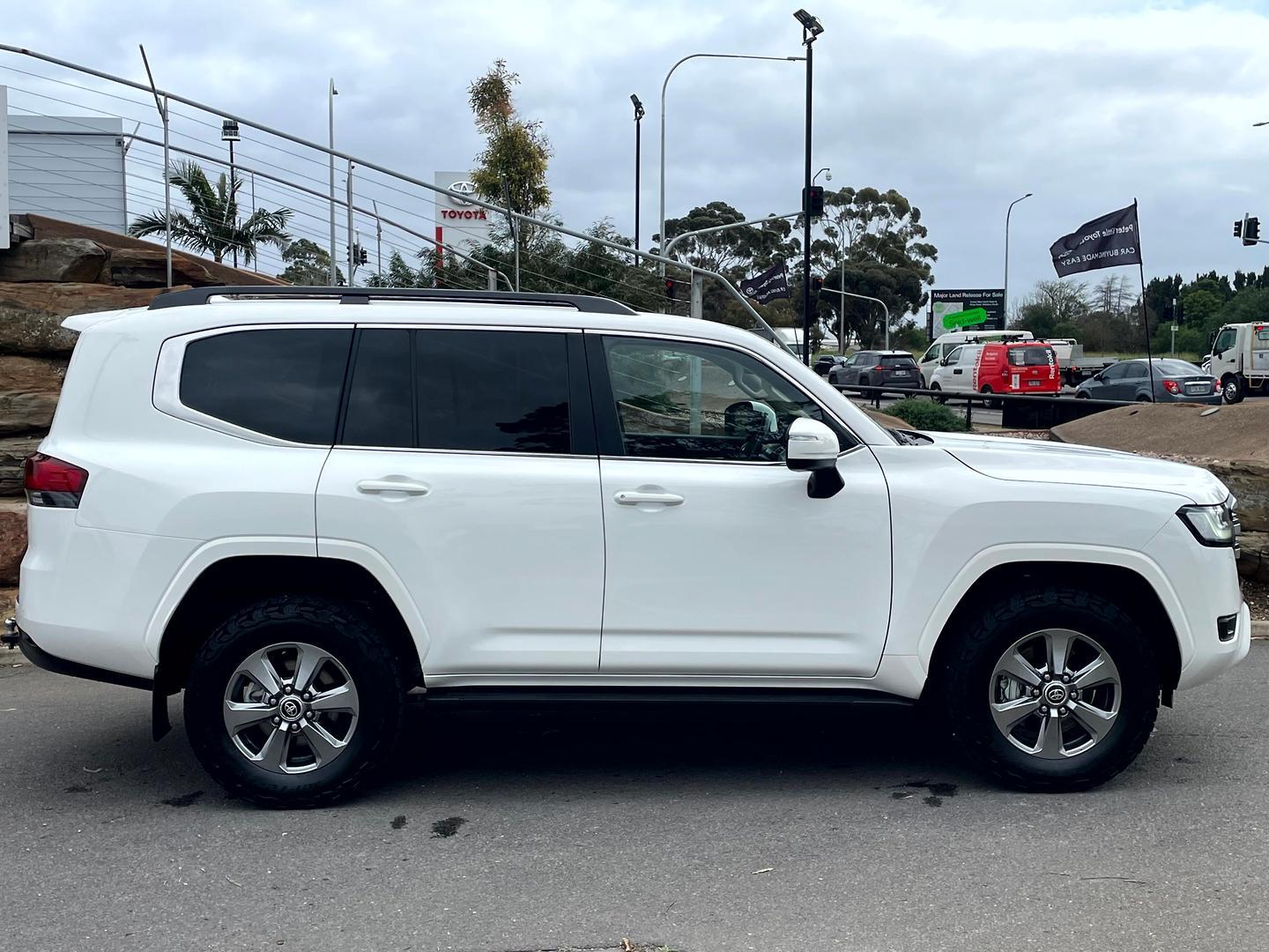 2022 Toyota Landcruiser VX in White