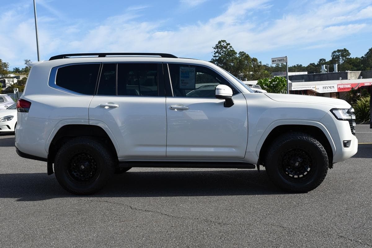 2022 Toyota Landcruiser VX in White