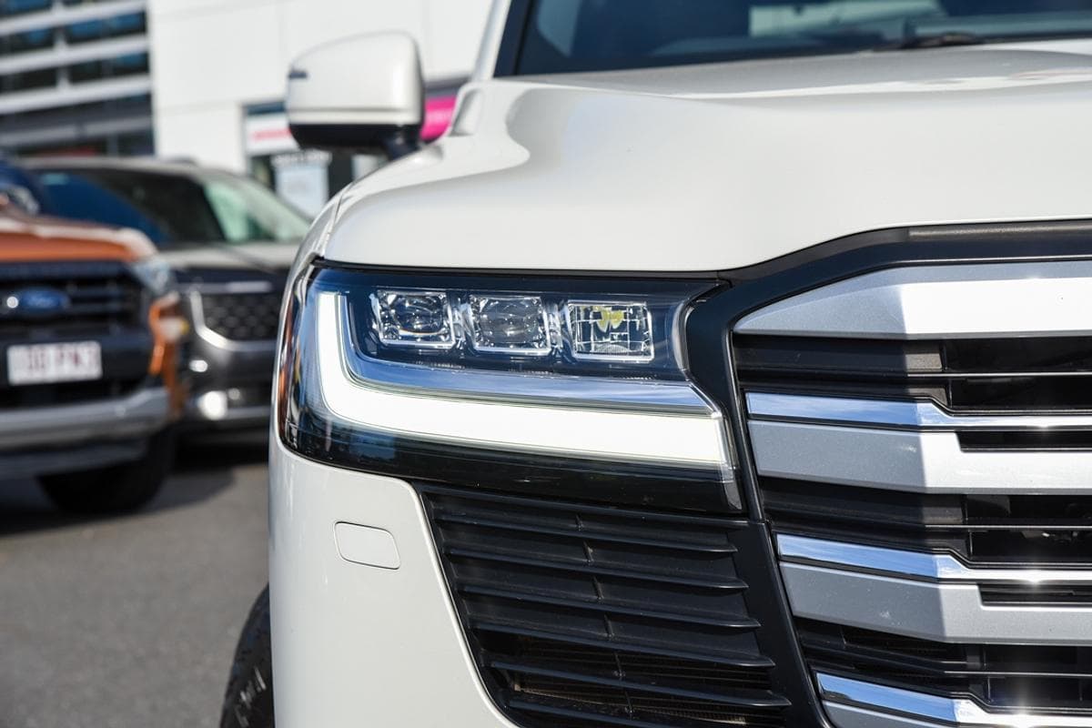 2022 Toyota Landcruiser VX in White