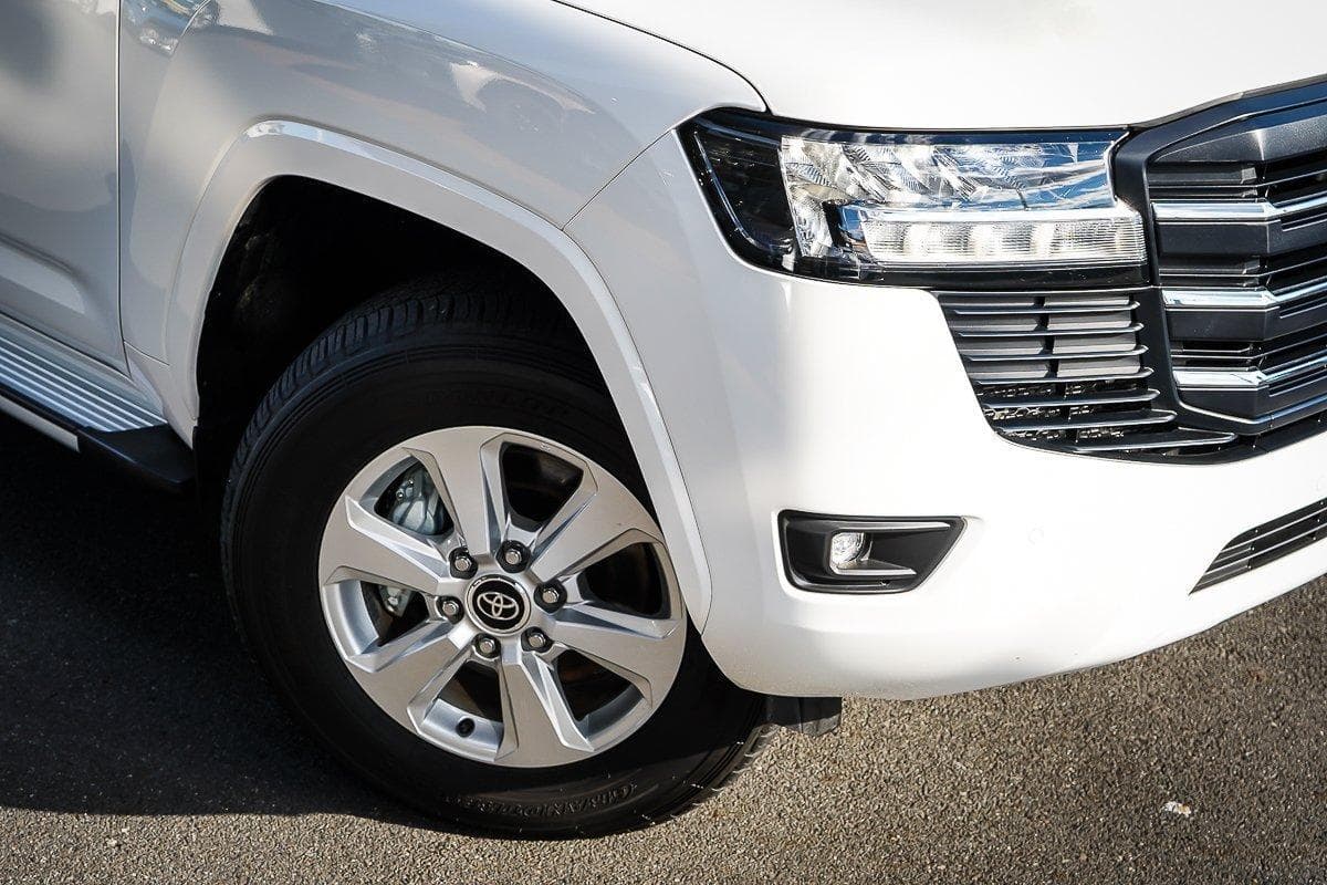 2025 Toyota Landcruiser GXL in White