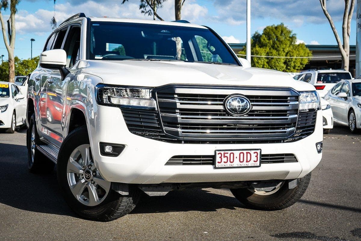 2025 Toyota Landcruiser GXL in White