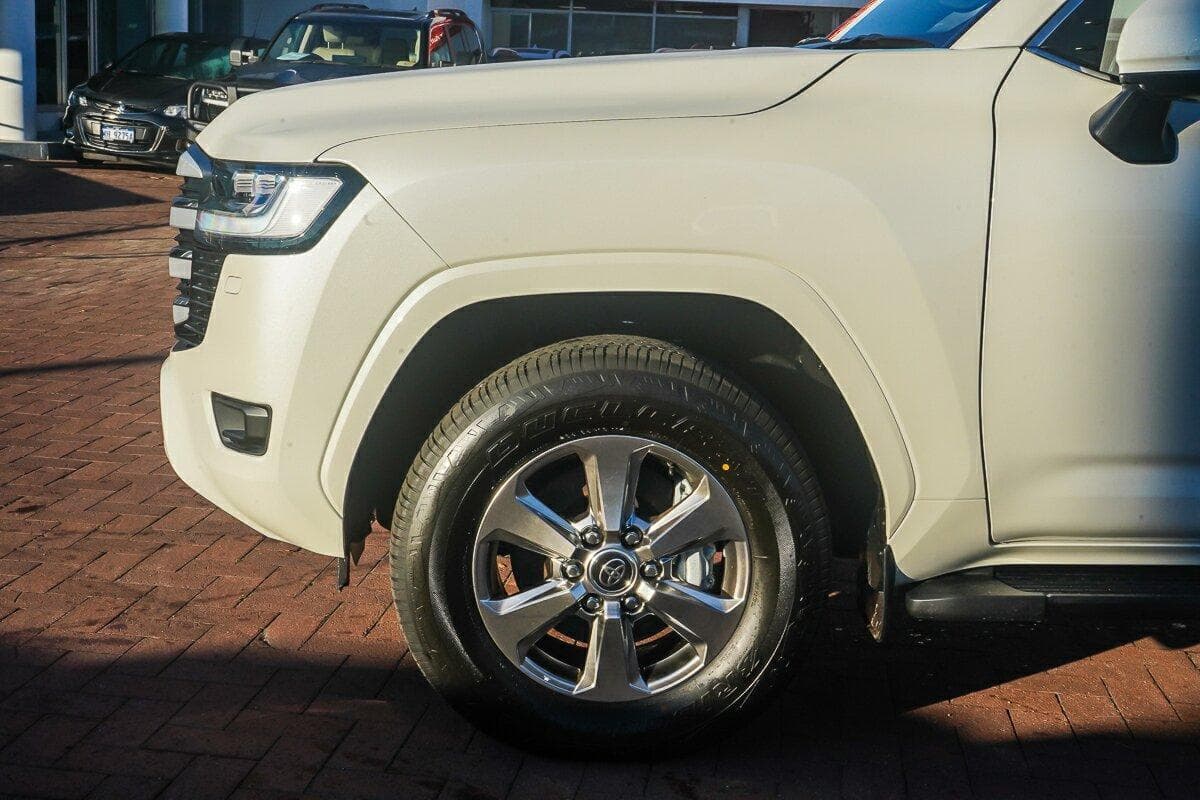 2026 Toyota Landcruiser VX in White