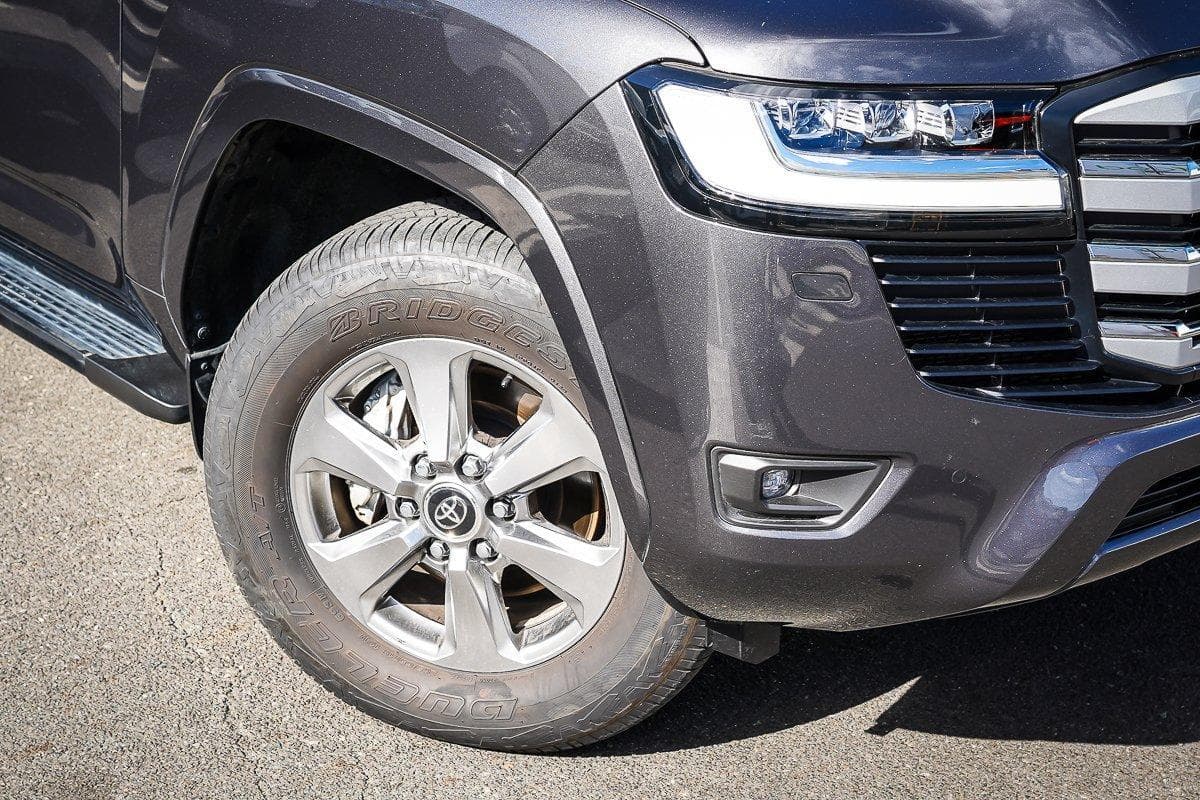 2025 Toyota Landcruiser VX in Silver