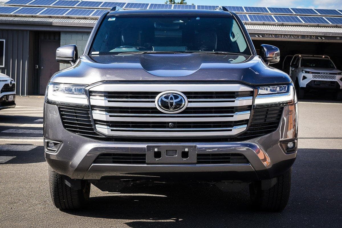 2025 Toyota Landcruiser VX in Silver