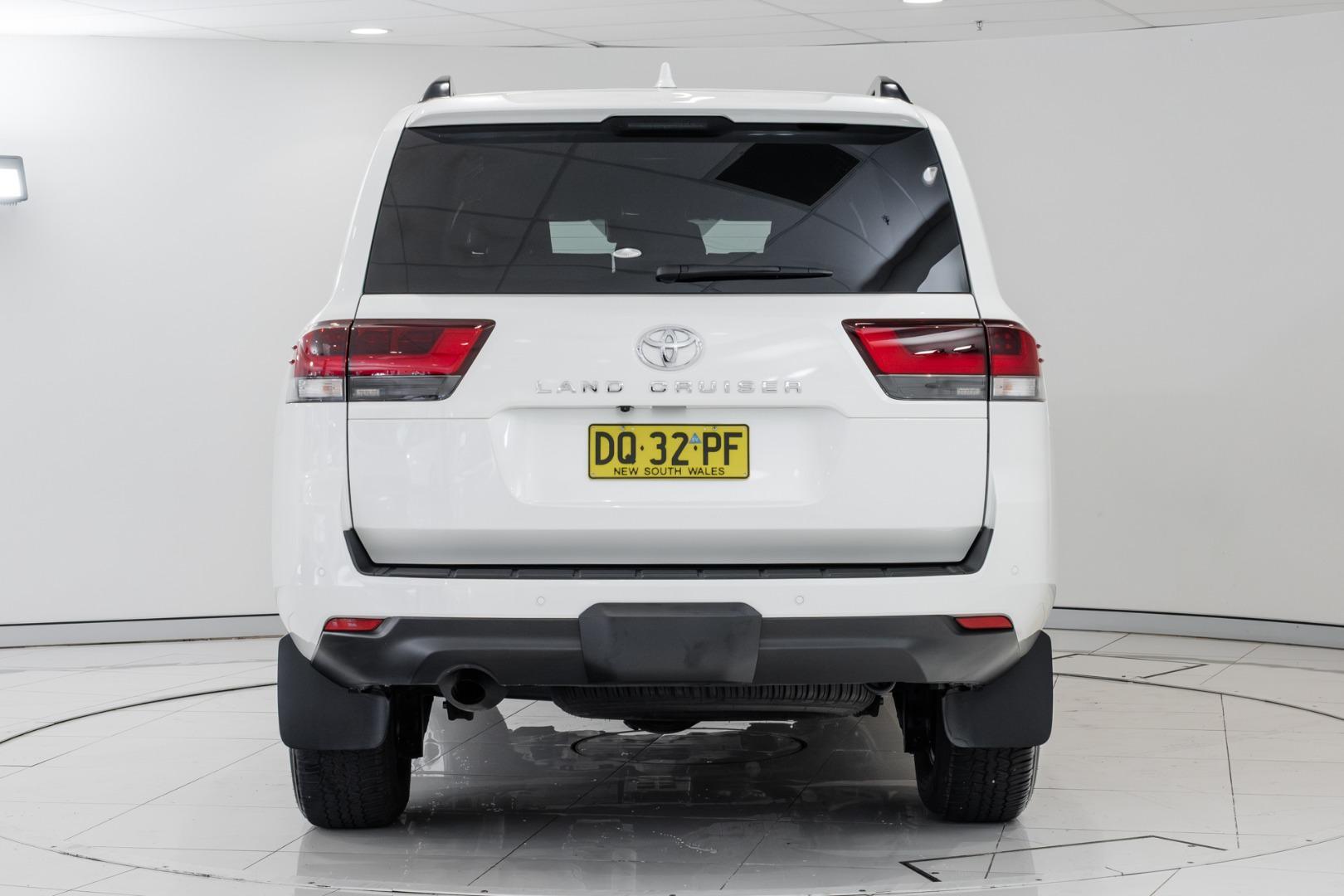 2025 Toyota Landcruiser GXL in White