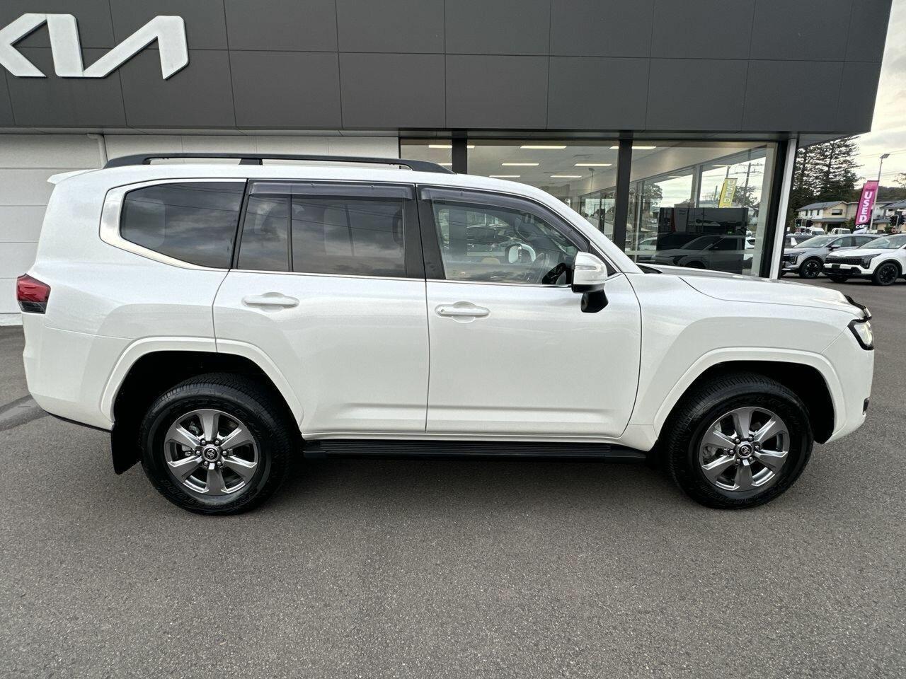 2022 Toyota Landcruiser VX in White
