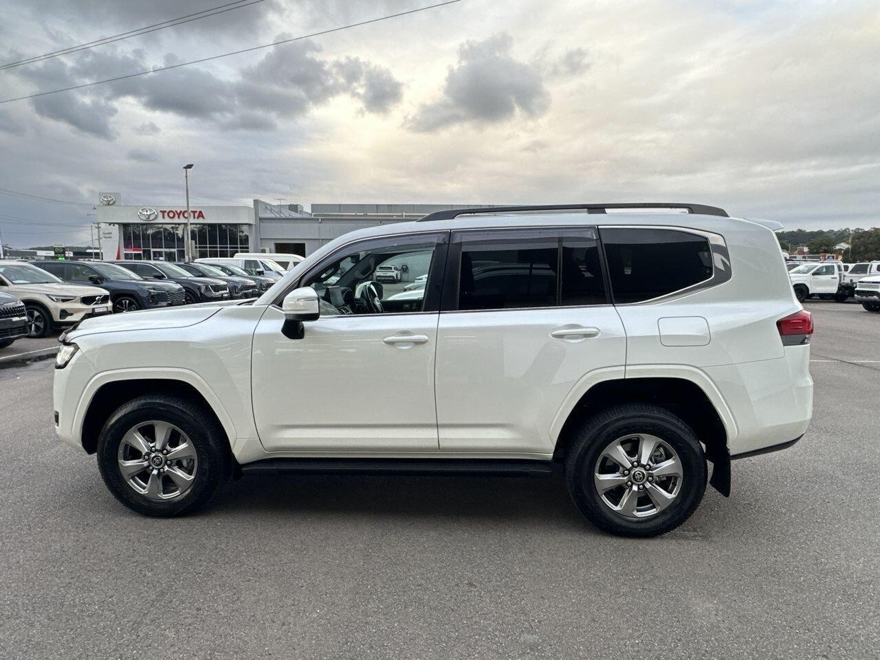 2022 Toyota Landcruiser VX in White