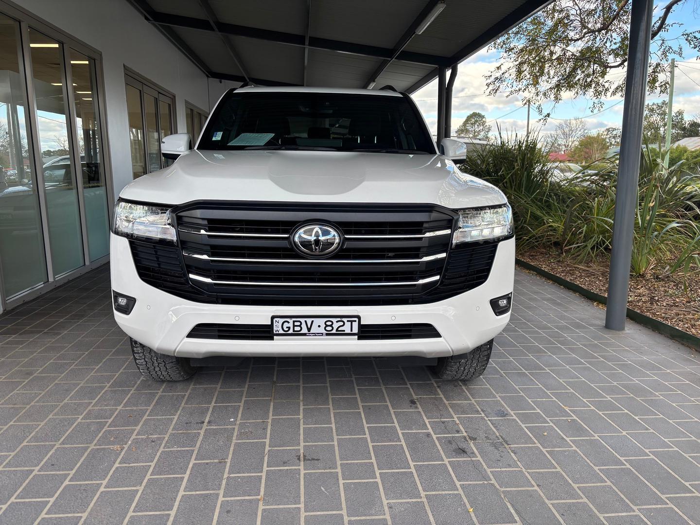 2023 Toyota Landcruiser GXL in White