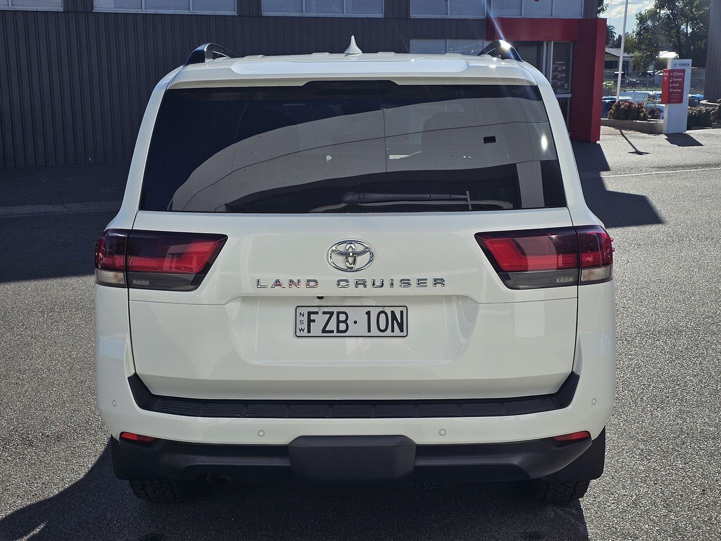 2023 Toyota Landcruiser GXL in White