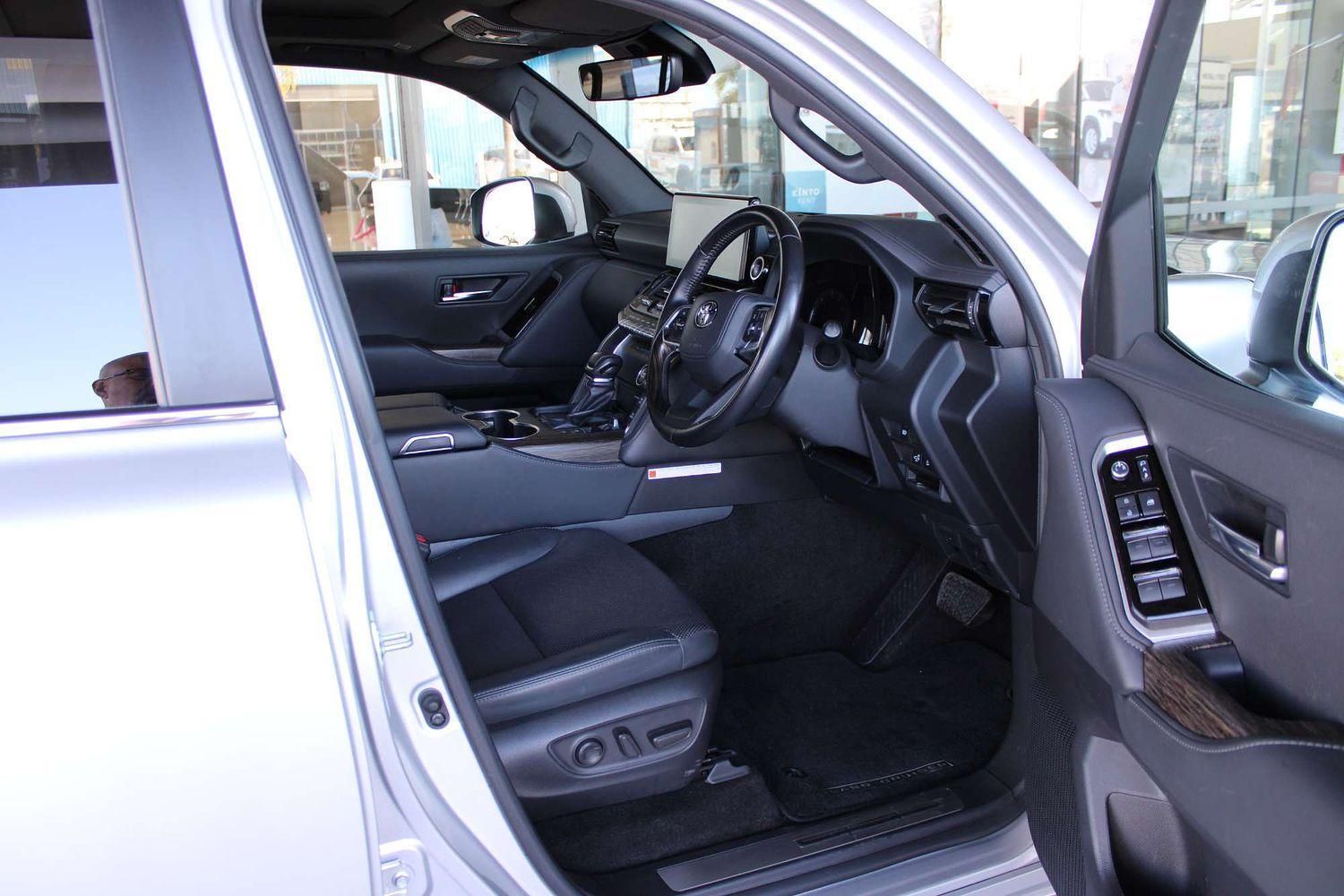 2024 Toyota Landcruiser VX in Silver