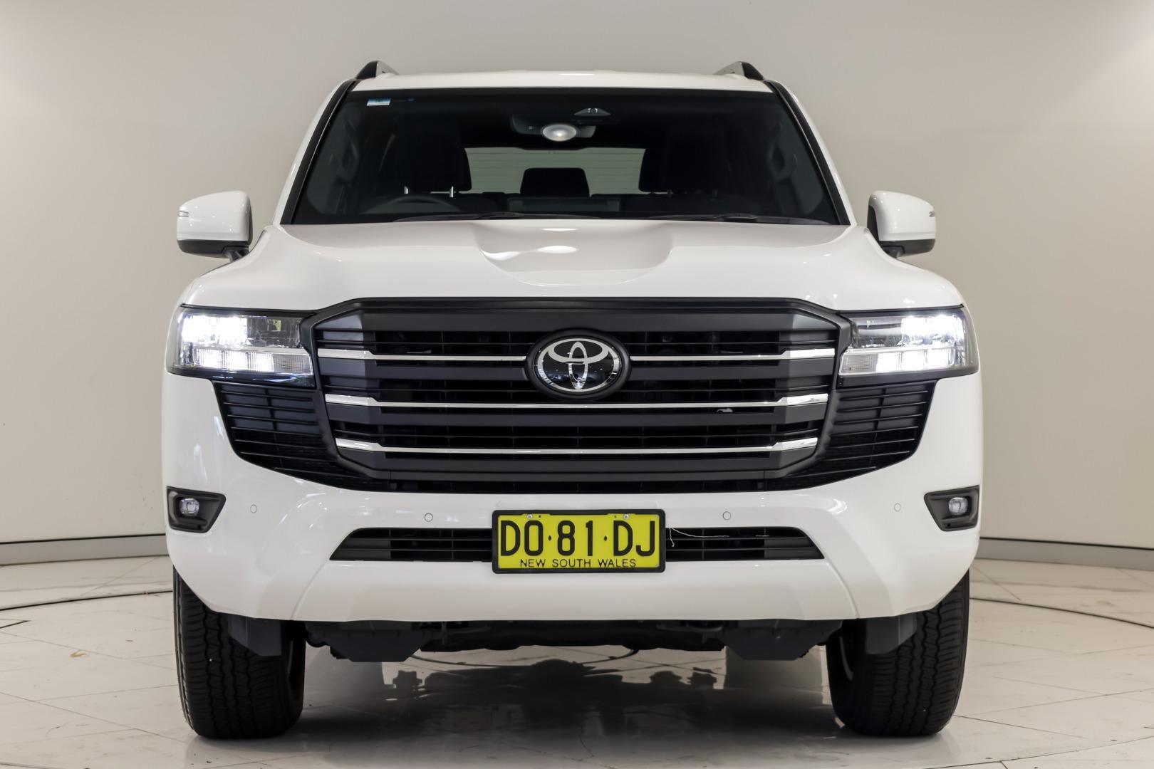 2025 Toyota Landcruiser GXL in White