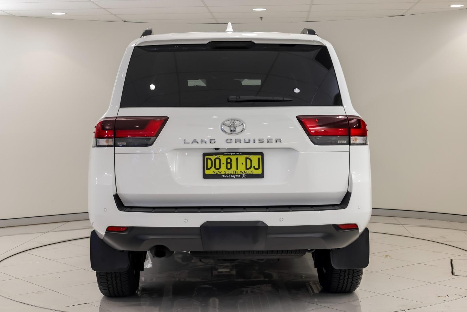 2025 Toyota Landcruiser GXL in White