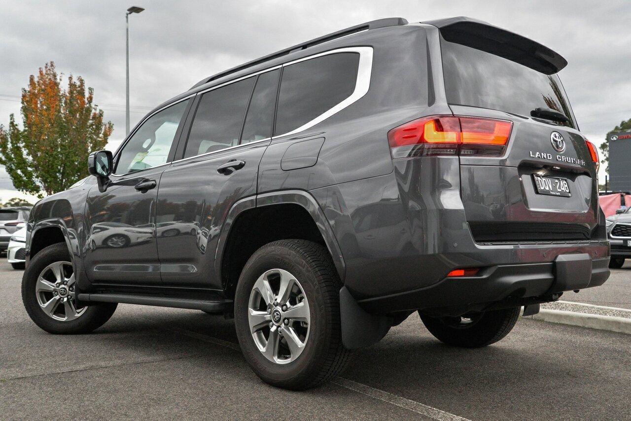 2025 Toyota Landcruiser VX in Silver