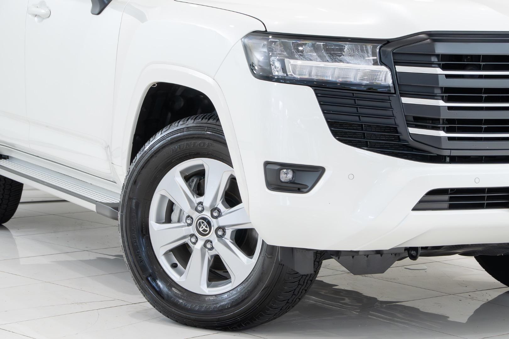 2025 Toyota Landcruiser GXL in White