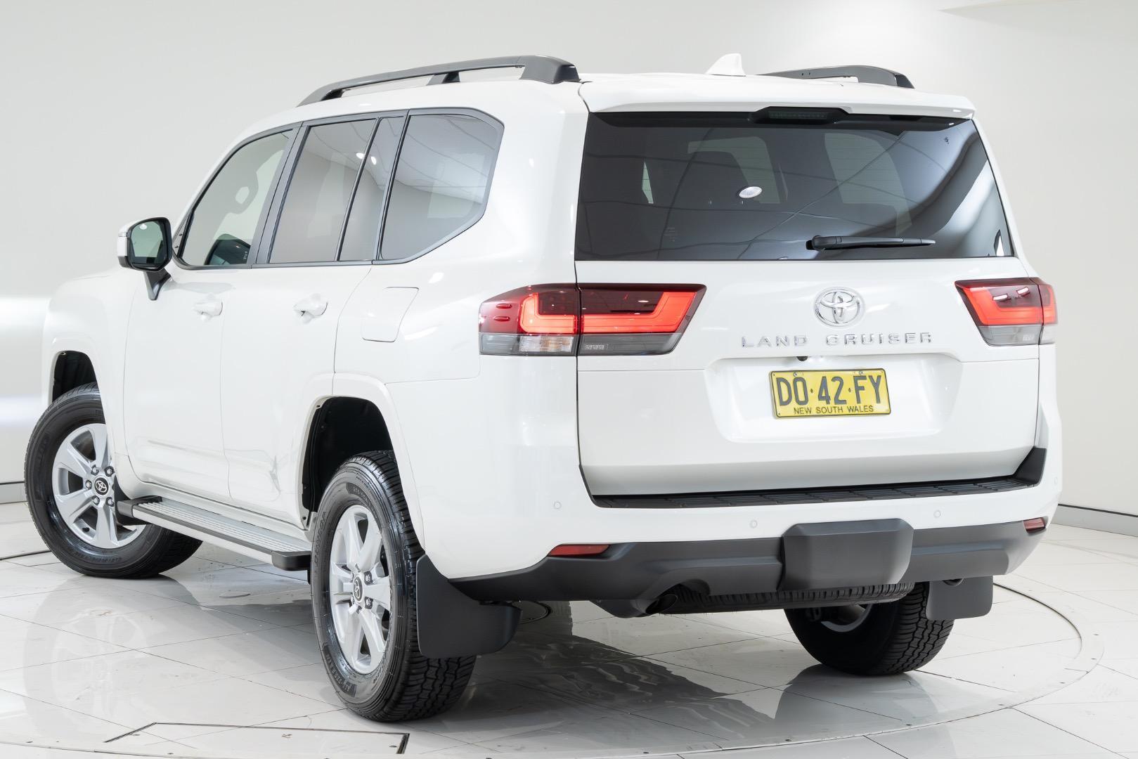 2025 Toyota Landcruiser GXL in White
