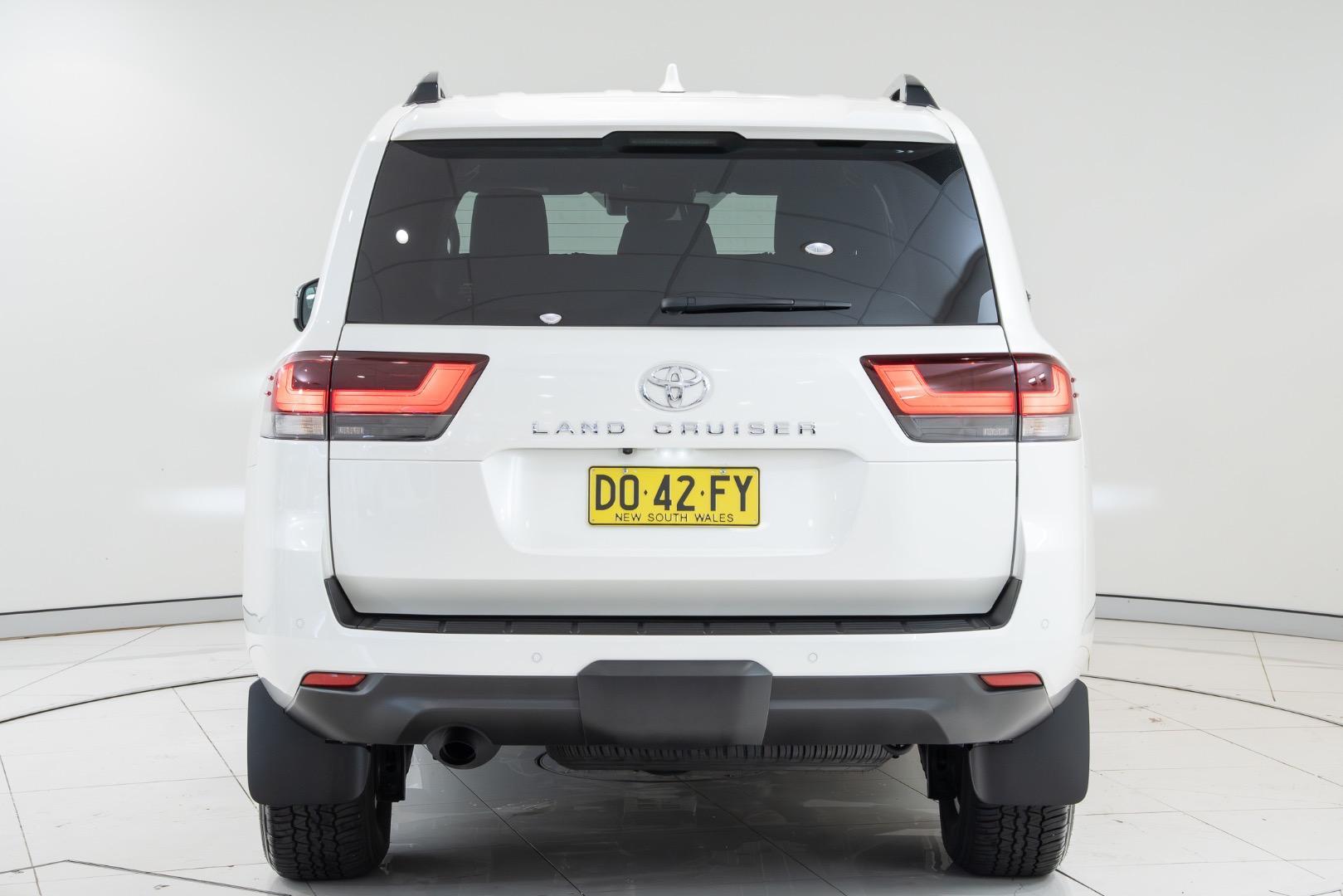 2025 Toyota Landcruiser GXL in White