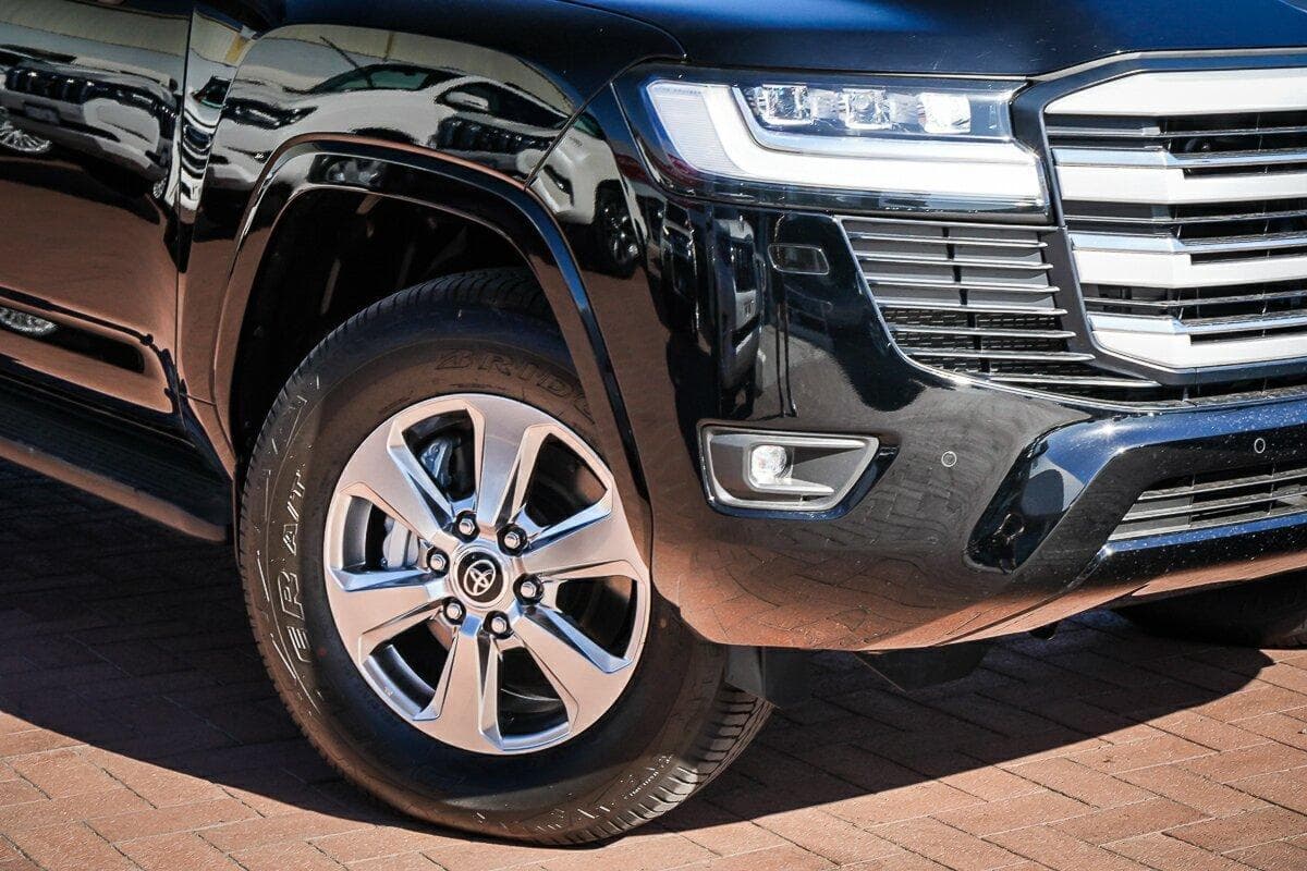 2025 Toyota Landcruiser Sahara in Black