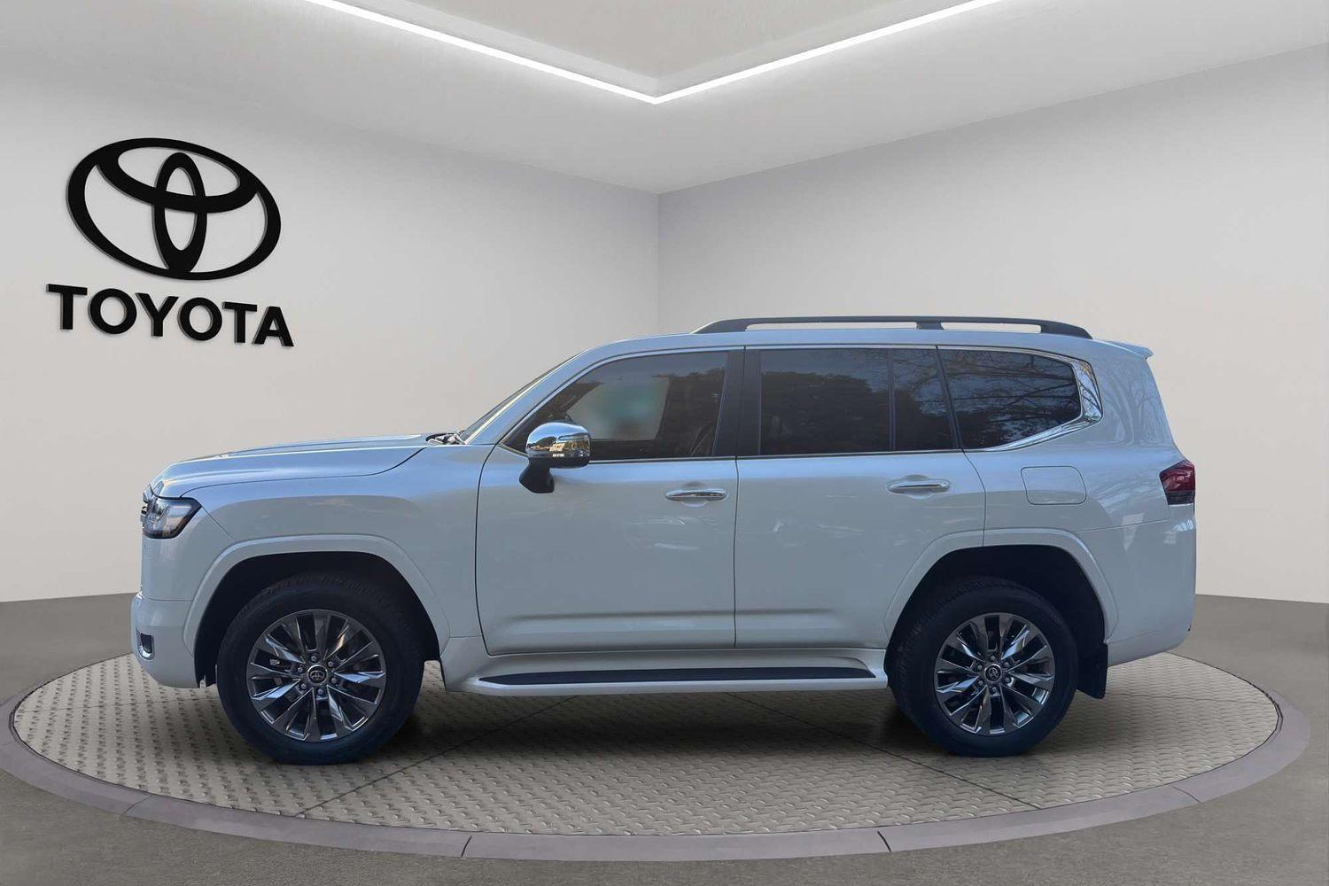 2022 Toyota Landcruiser 300 Sahara ZX in White