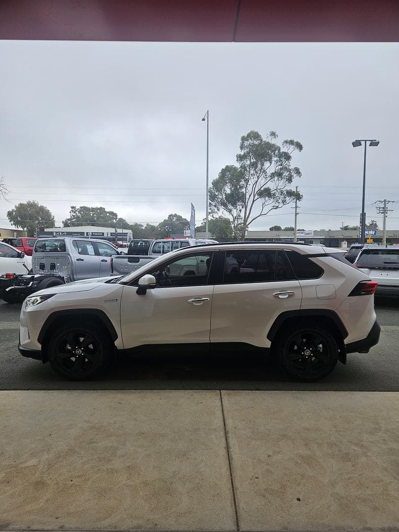 2019 Toyota RAV4 Cruiser-AWD in White
