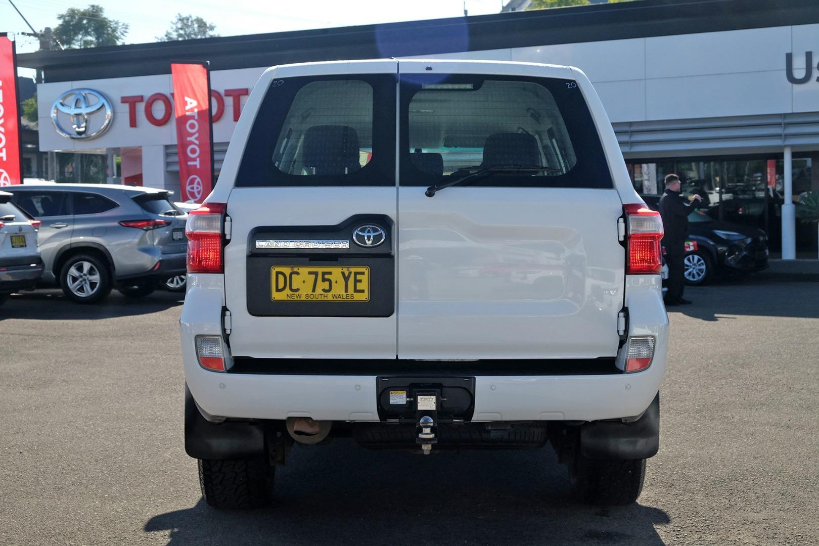 2021 Toyota Landcruiser 200 GX in White
