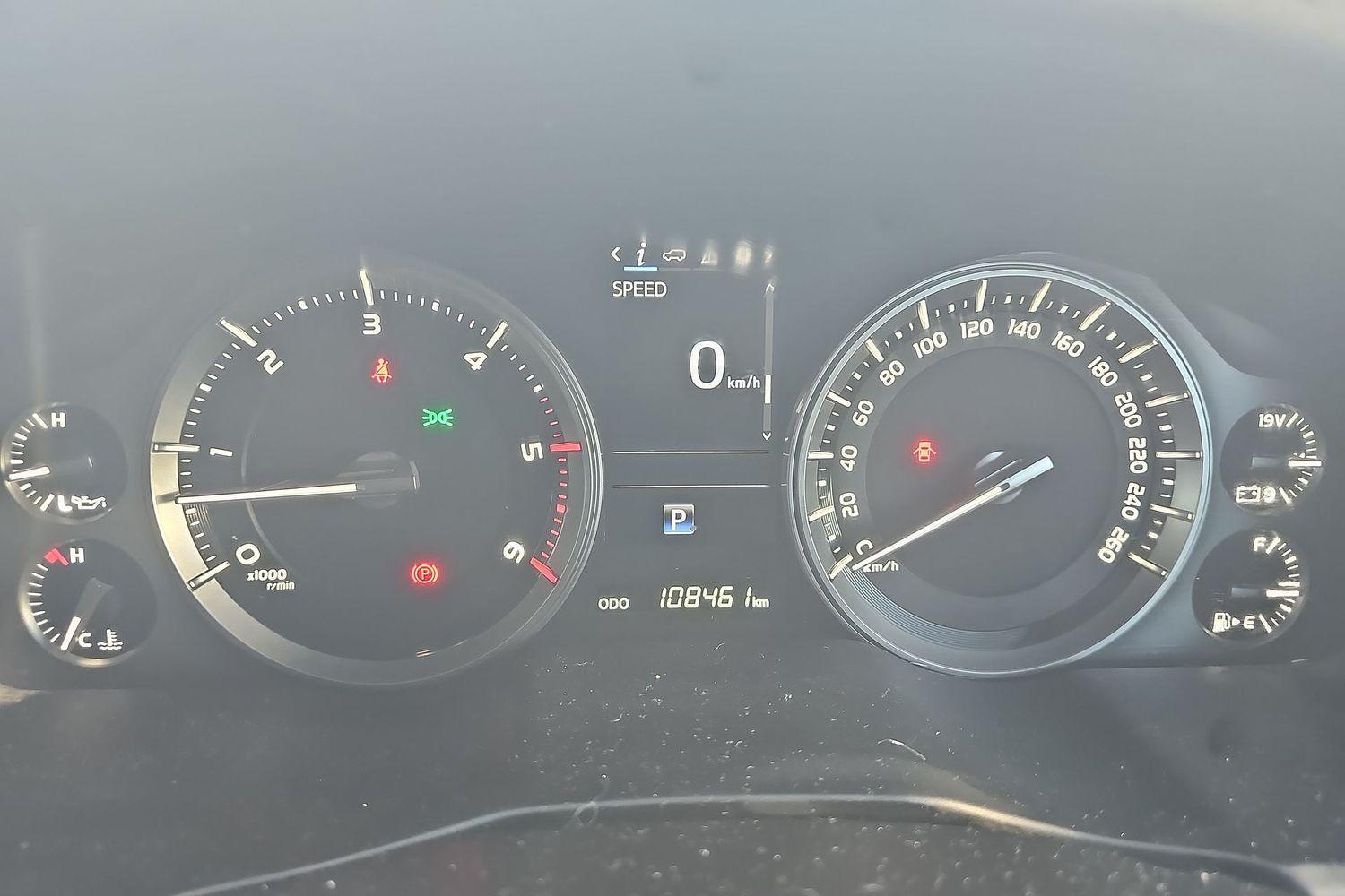 2019 Toyota Landcruiser 200 GXL in Red