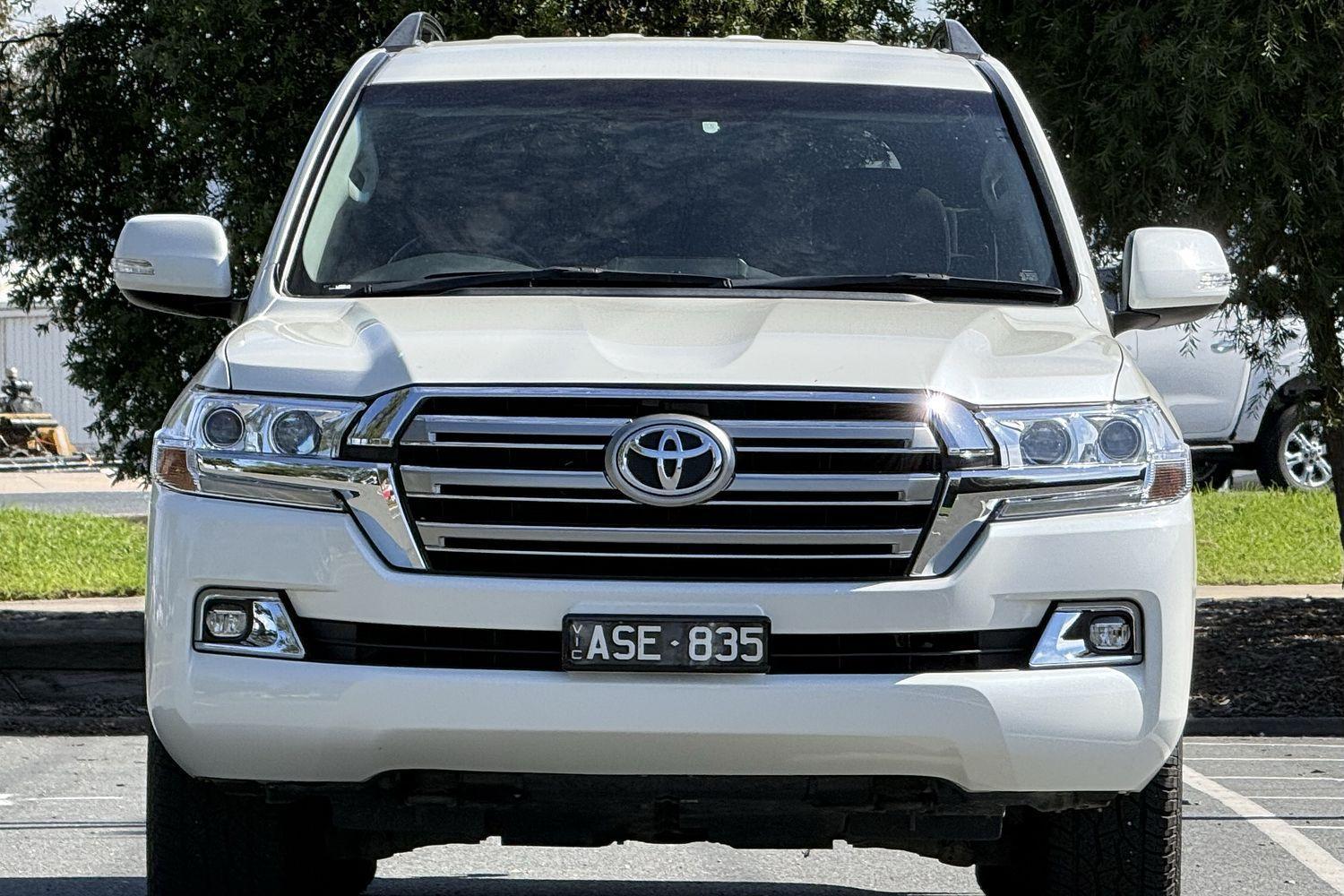 2017 Toyota Landcruiser GXL in White