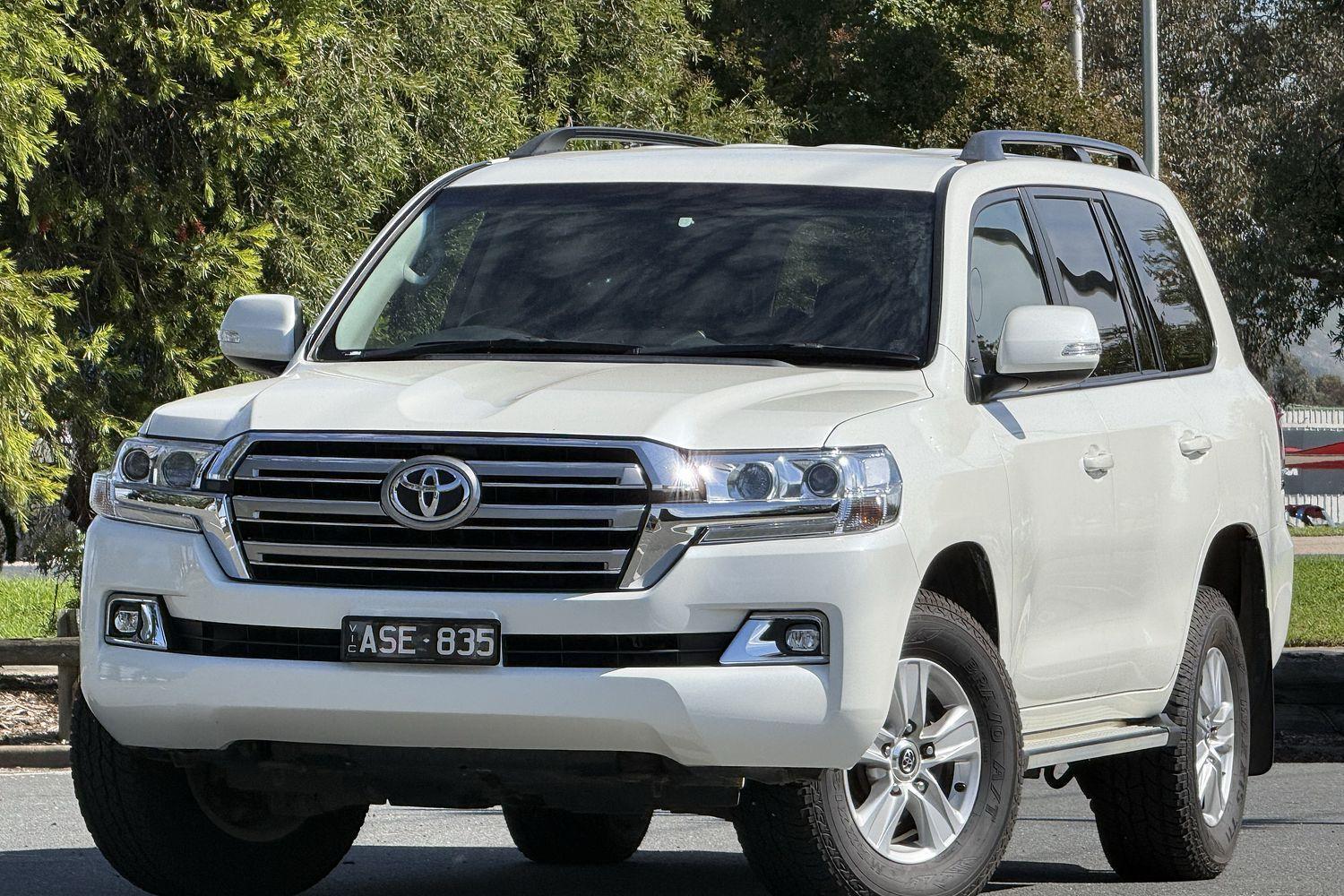 2017 Toyota Landcruiser GXL in White