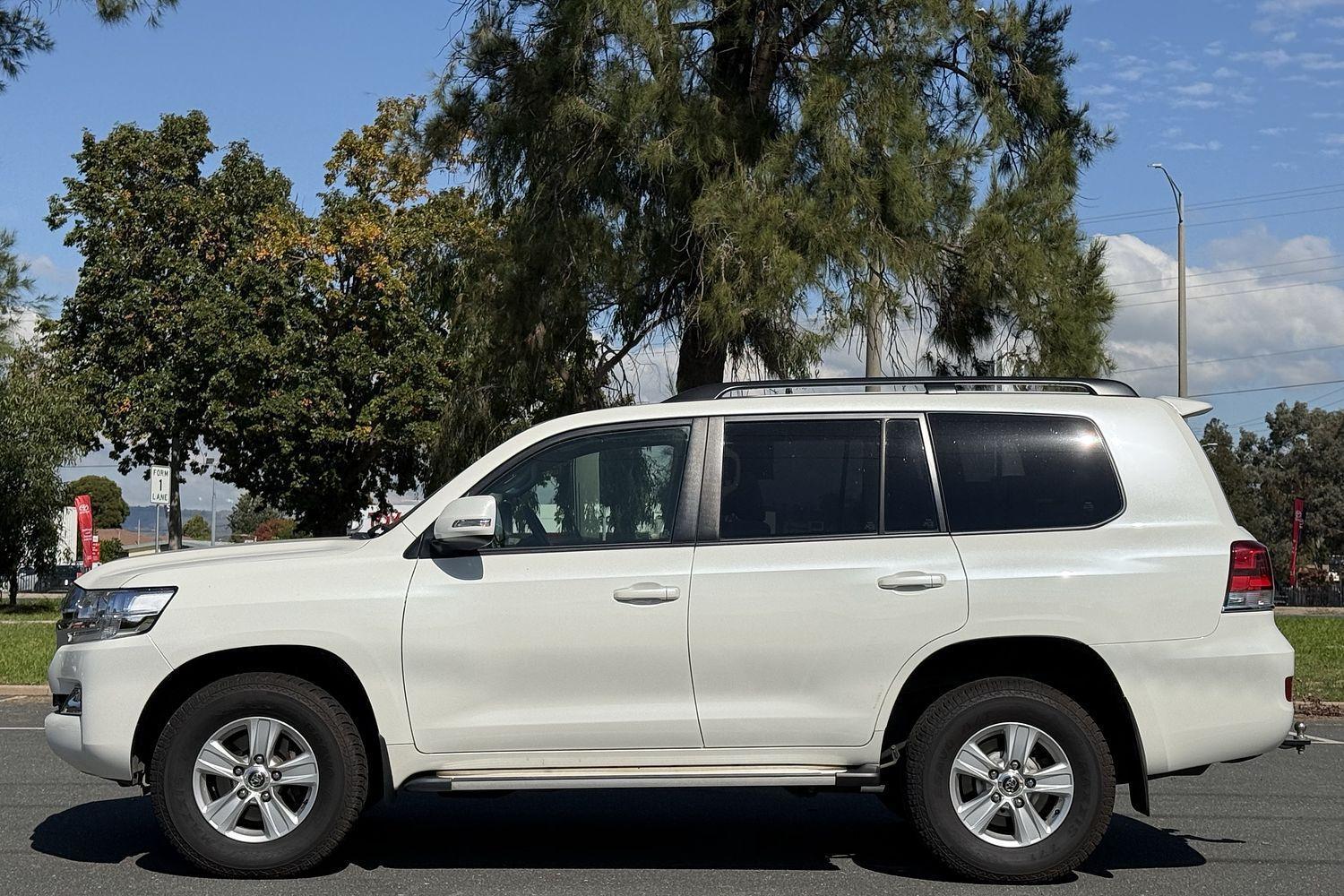 2017 Toyota Landcruiser GXL in White