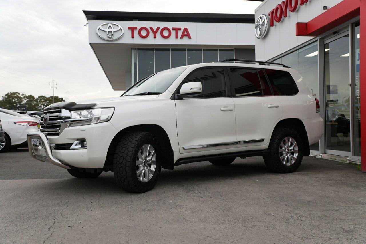 2018 Toyota Landcruiser 200 Sahara in White