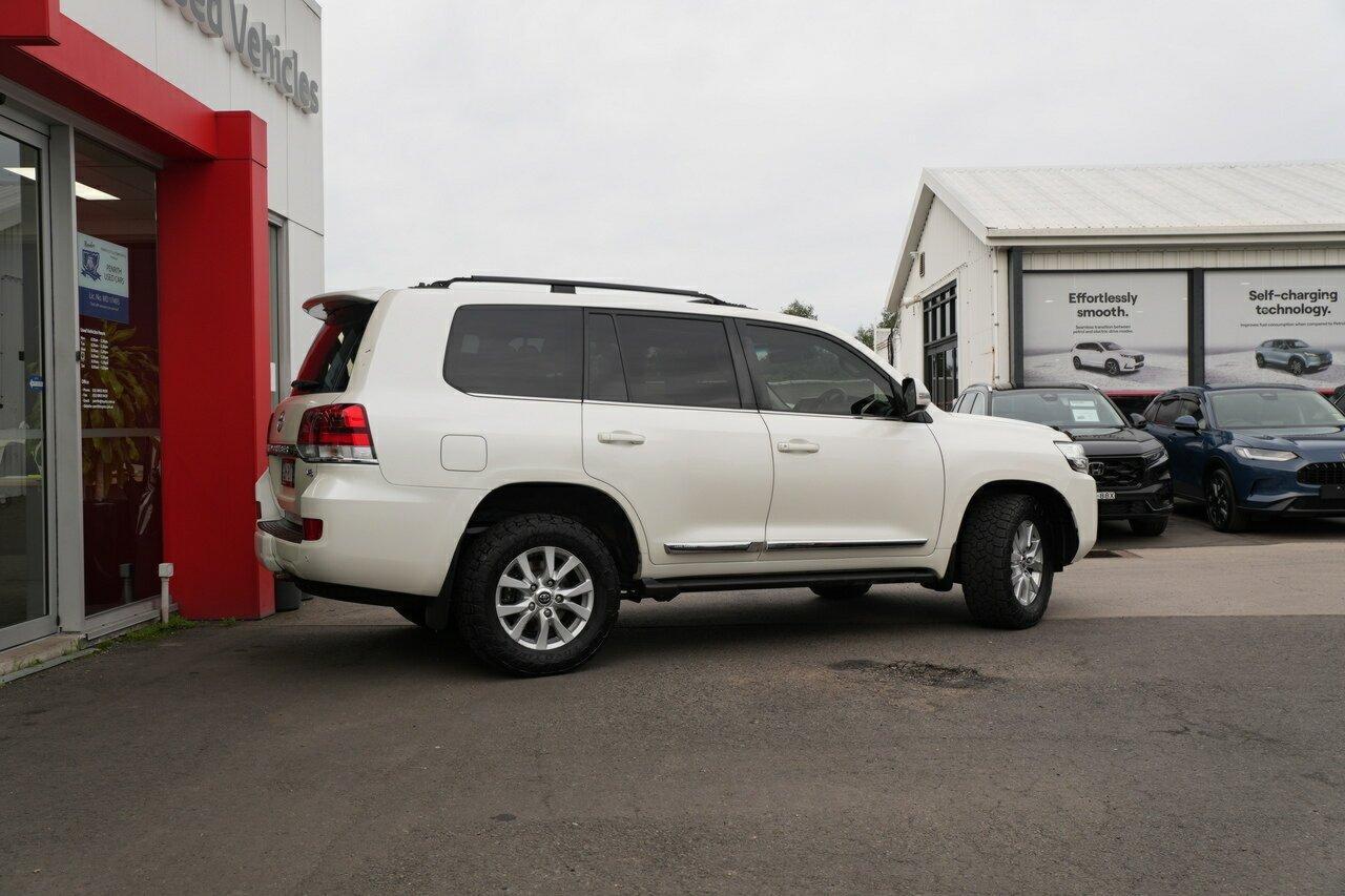 2018 Toyota Landcruiser 200 Sahara in White