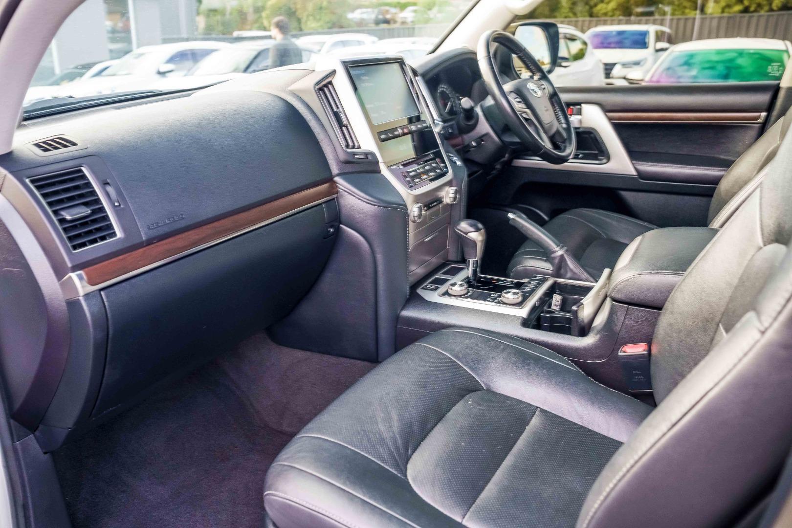 2019 Toyota Landcruiser VX in White