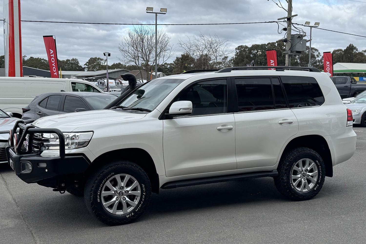 2019 Toyota Landcruiser VX in White