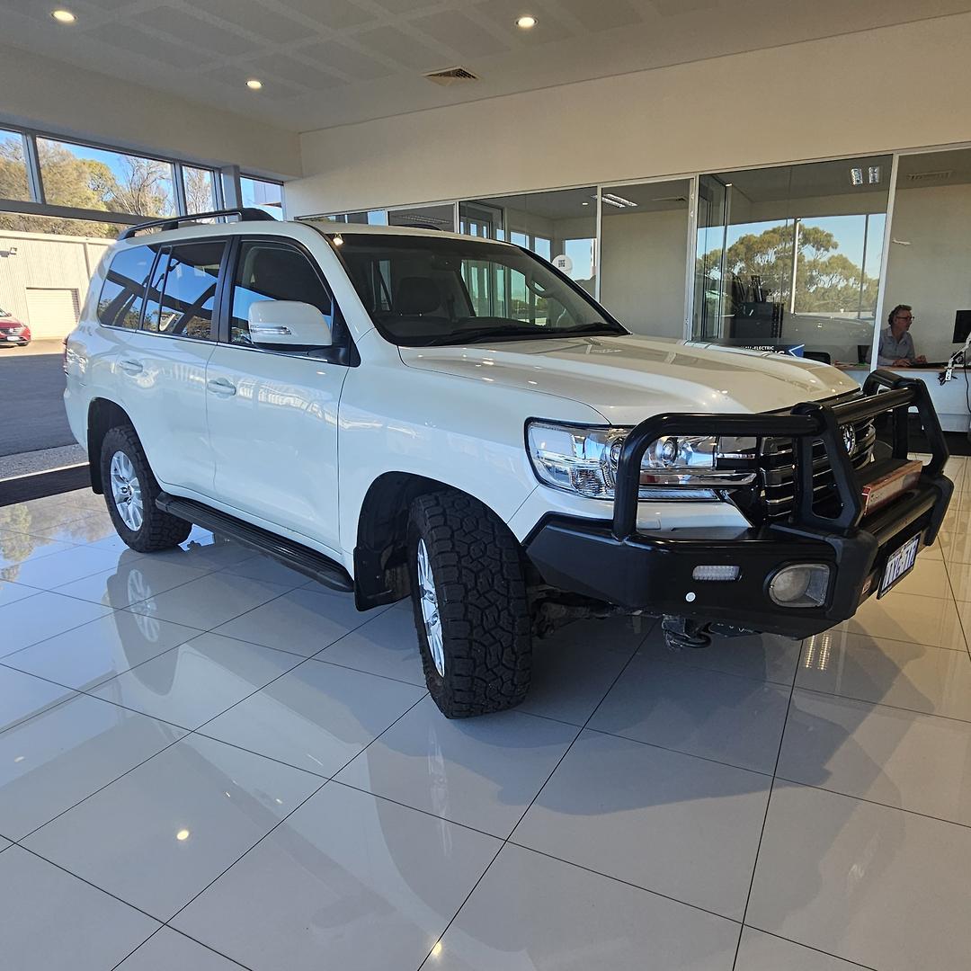 2019 Toyota Landcruiser VX in White