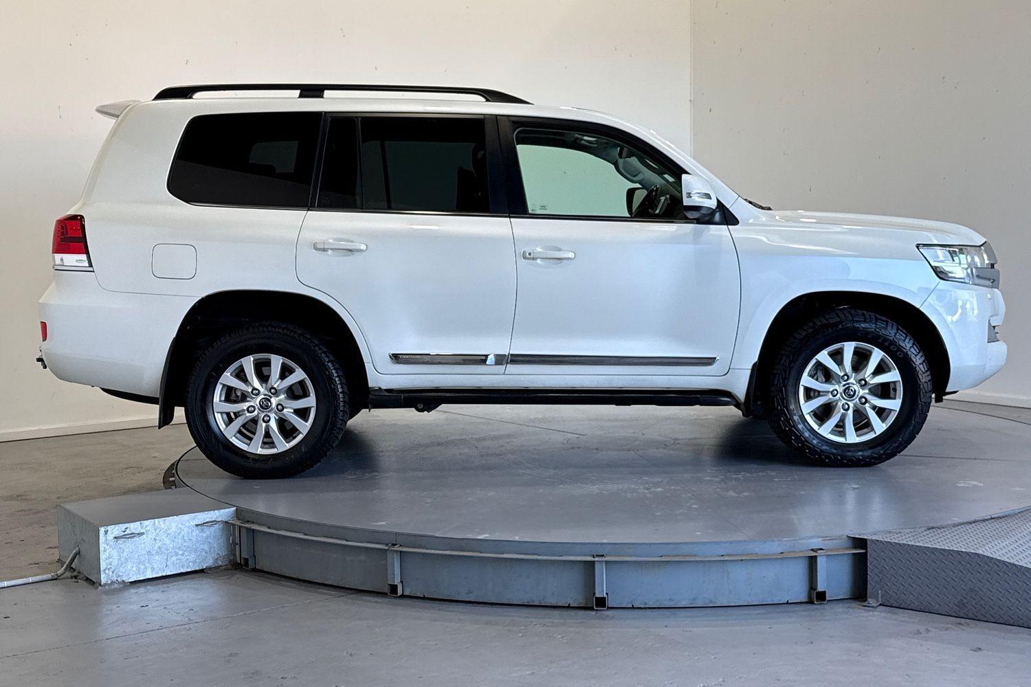 2020 Toyota Landcruiser Sahara in White