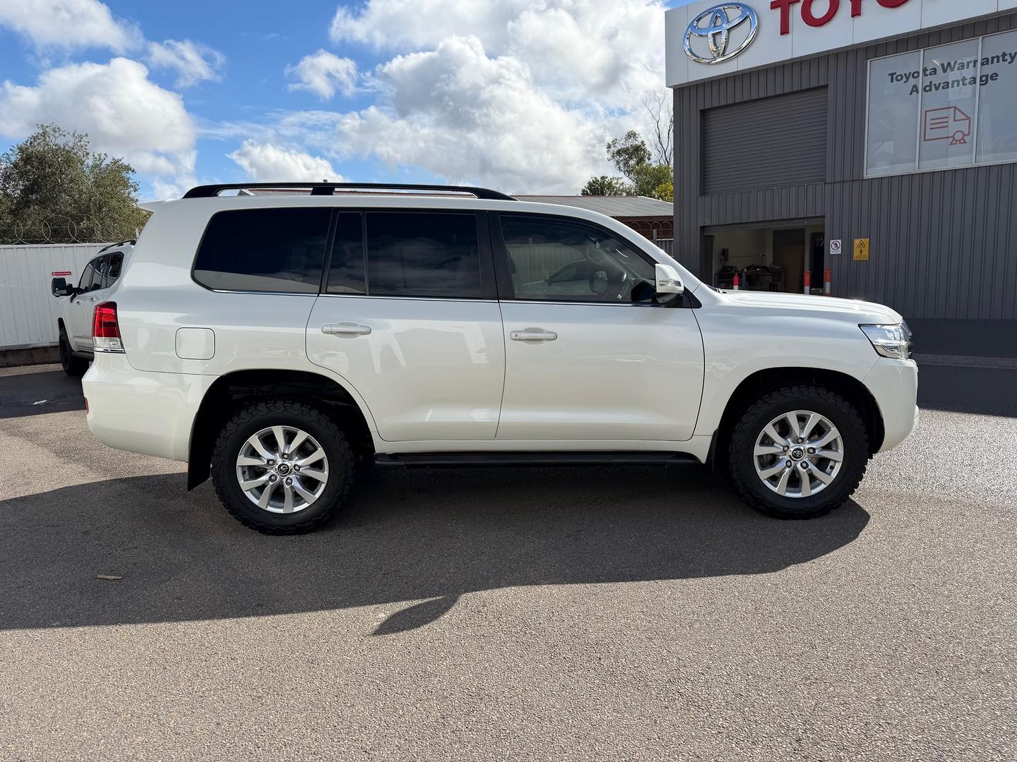 2018 Toyota Landcruiser VX in White