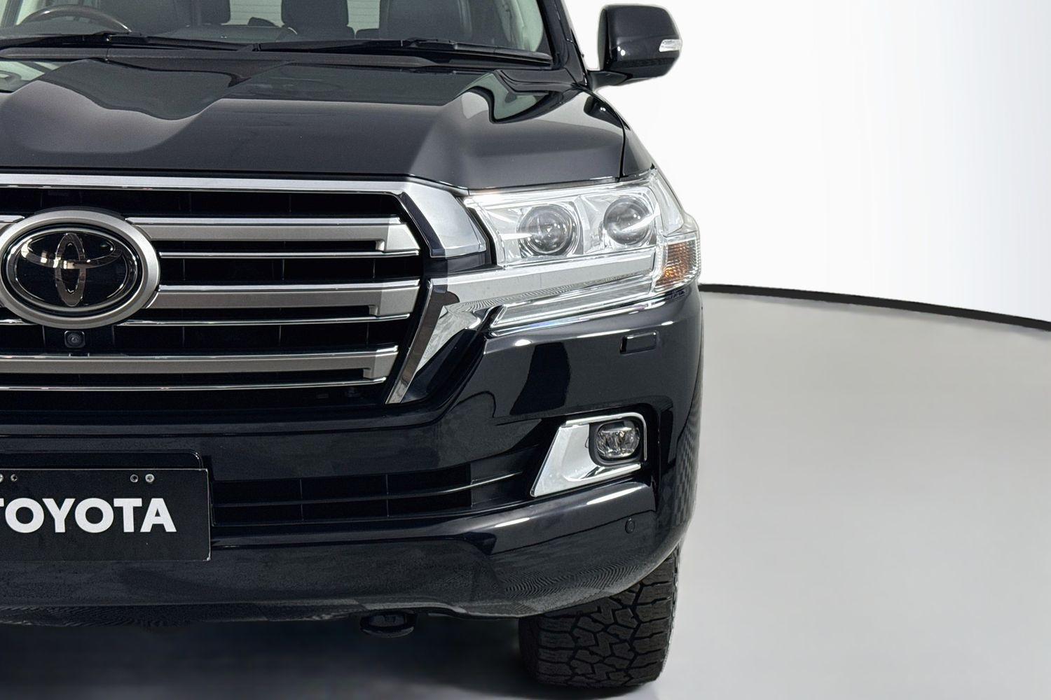 2019 Toyota Landcruiser Sahara in Black