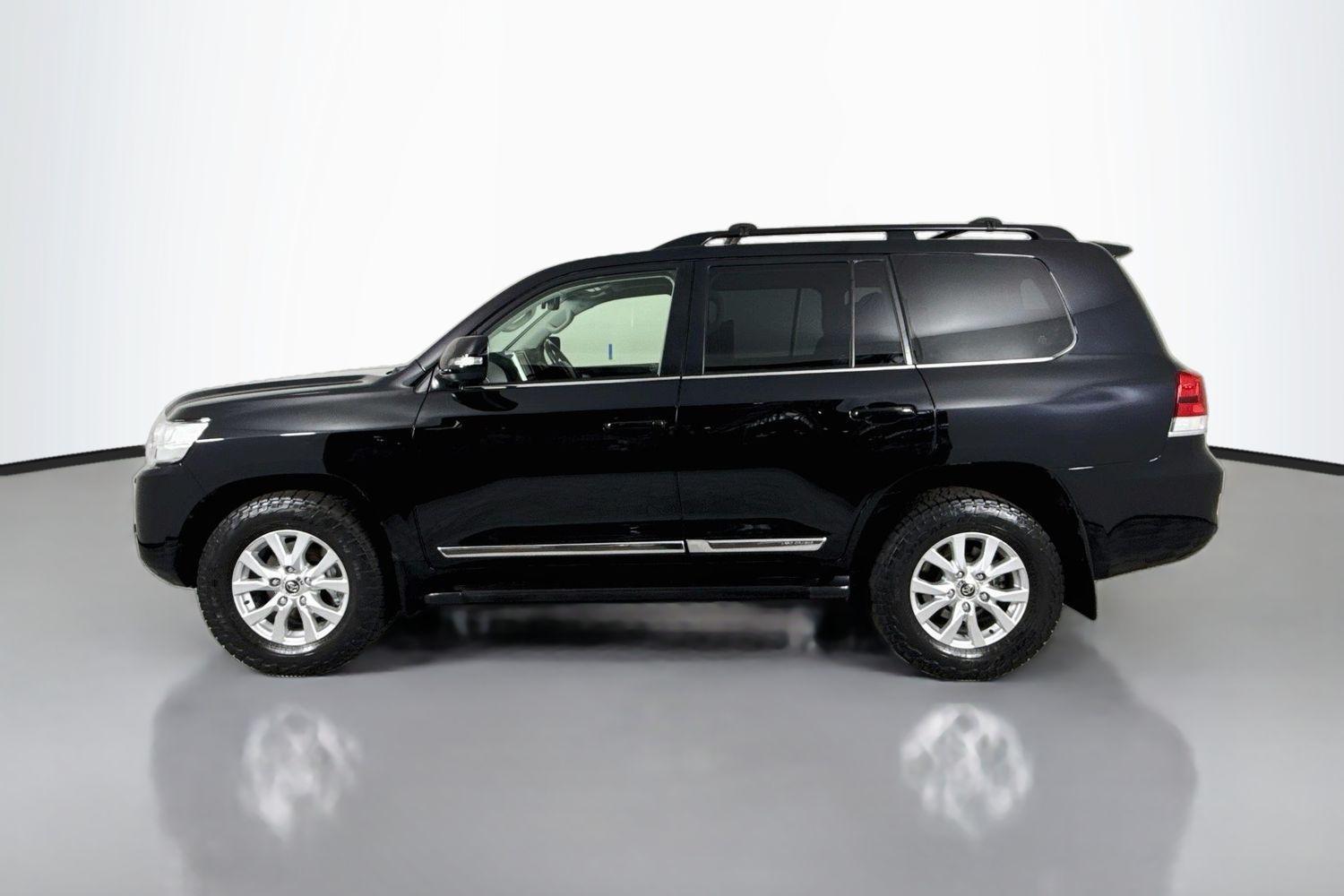 2019 Toyota Landcruiser Sahara in Black
