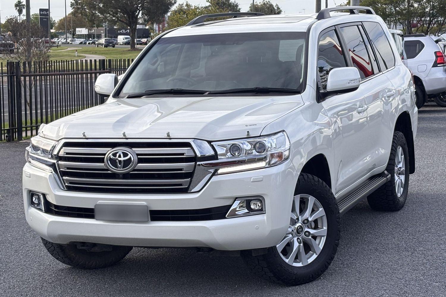 2020 Toyota Landcruiser VX in White