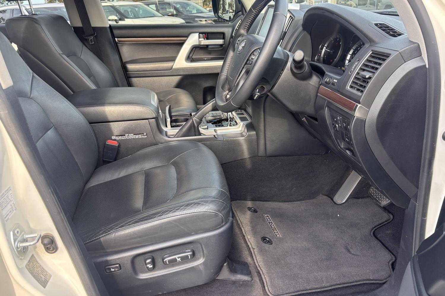 2020 Toyota Landcruiser VX in White