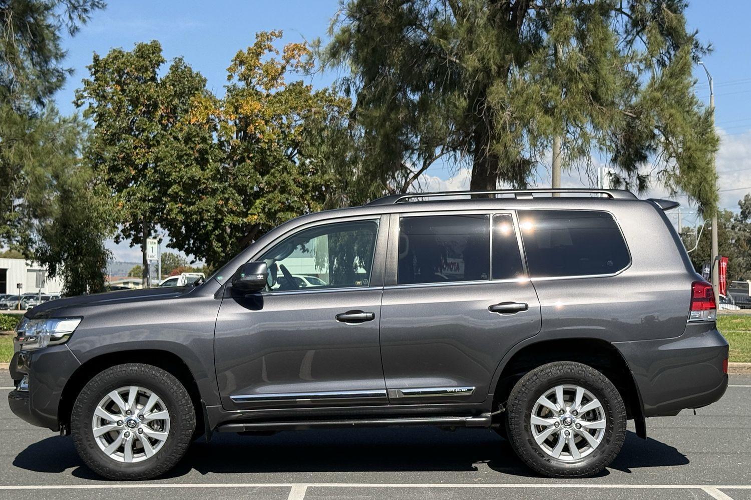 2016 Toyota Landcruiser Sahara in Silver