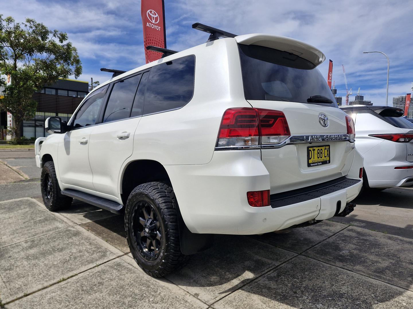 2017 Toyota Landcruiser VX in White