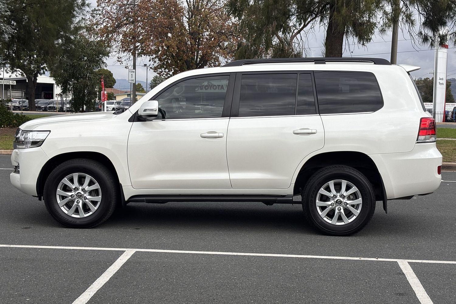2019 Toyota Landcruiser VX in White