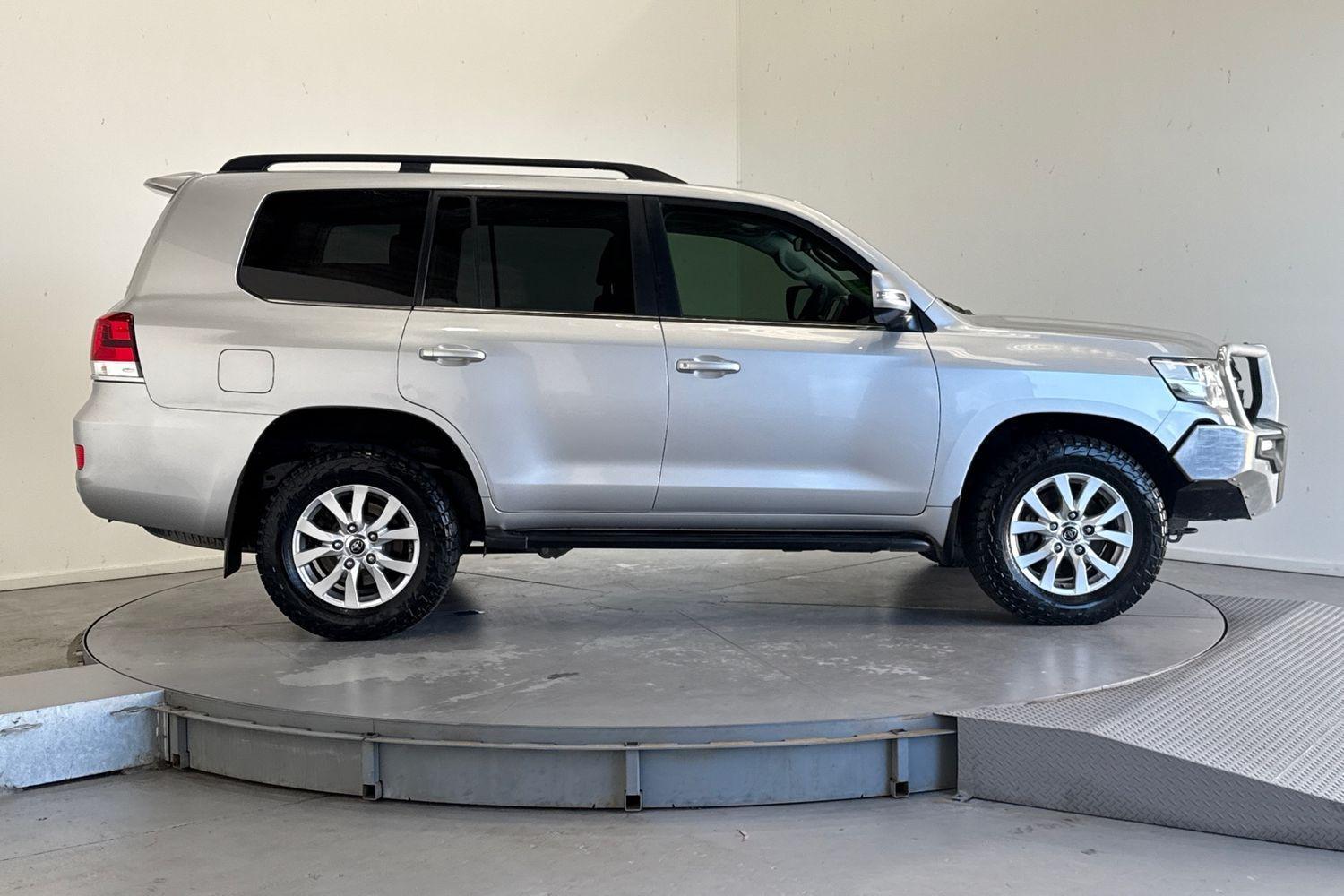 2016 Toyota Landcruiser VX in Silver