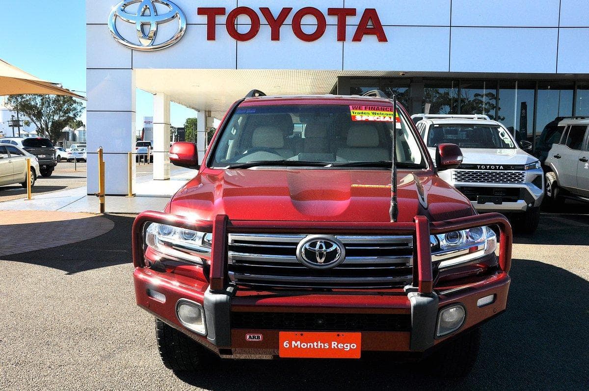 2020 Toyota Landcruiser VX in Red