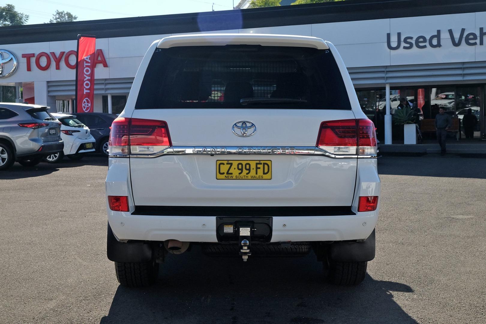 2020 Toyota Landcruiser VX in White